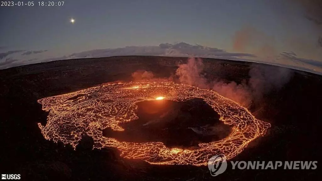 5일 하와이에 있는 활화산 킬라우에아산 정상 분화구가 용암 분출을 시작했다. 미국 지질조사국(USGS)은 이 화산이 한 달도 안돼 활동을 재개한 것이라고 설명했다. 해발 1천222m인 킬라우에아산은 세계에서 활동이 가장 활발한 활화산으로 1983년부터 거의 지속해서 분화하고 있다.