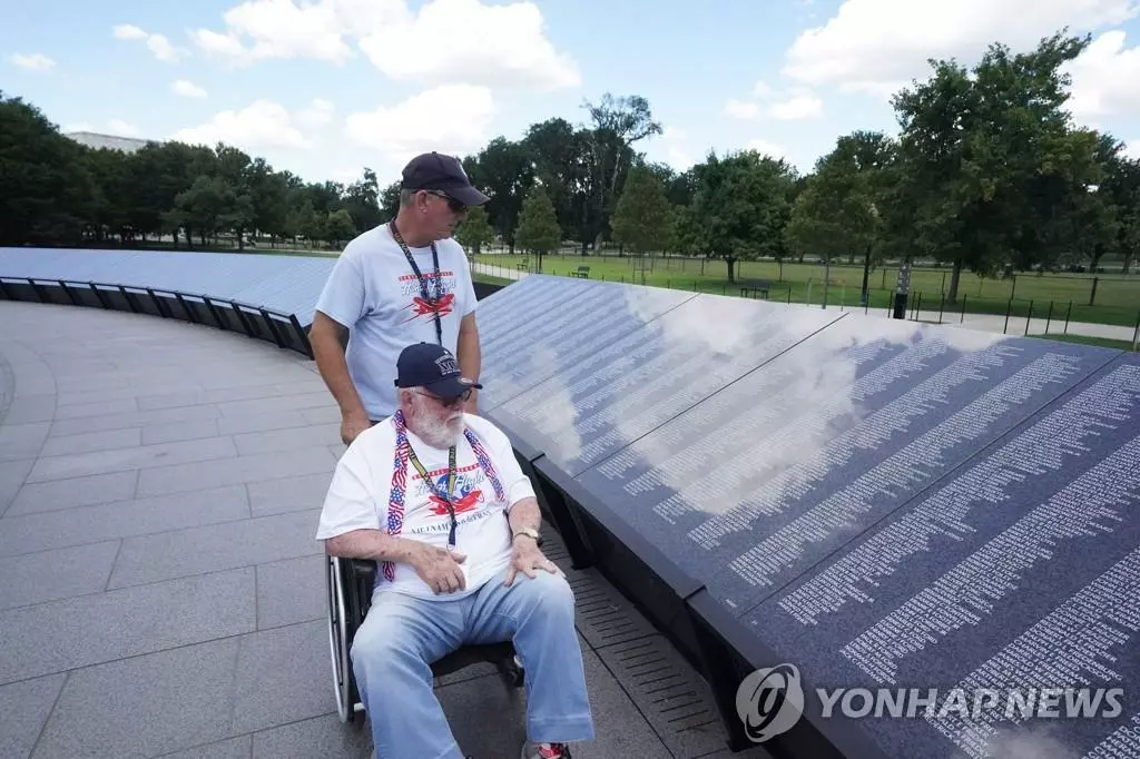 한국전참전용사기념공원에 세워진 추모의 벽을 둘러보는 참전 용사[UPI 연합뉴스 자료사진]