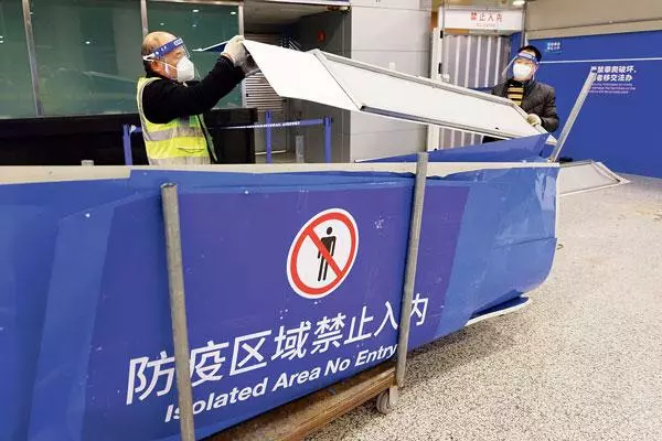  지난 7일 중국 상하이 푸동 공항 관계자들이 검역 관련 시설물을 설치하고 있다. [로이터]