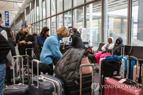 11일 일리노이주 시카고 오헤어 국제공항에서 여행객들이 항공기 운항 재개를 기다리고 있다. 이날 연방항공청(FAA)은 전산정보 체계 오작동을 이유로 당일 오전 9시까지 모든 국내선 항공편에 운항 중단 명령을 내렸다.(시카고 로이터=연합뉴스)