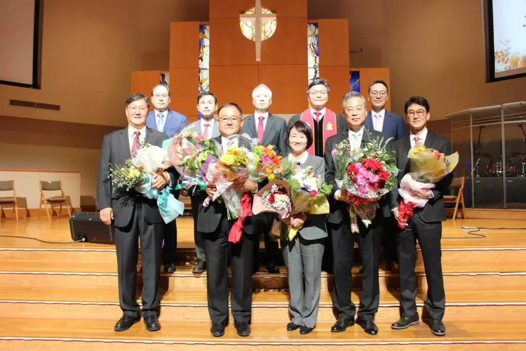 연합장로교회기 지난 8일 목사안수식 및 임식식을 갖고 80명의 새 임직자를 세웠다. 사진은 장로임직자들의 모습.