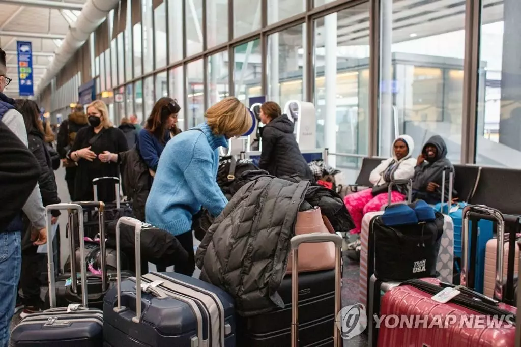 11일 일리노이주 시카고 오헤어 국제공항에서 여행객들이 항공기 운항 재개를 기다리고 있다. 이날 미 연방항공청(FAA)은 전산정보 체계 오작동을 이유로 당일 오전 9시까지 모든 국내선 항공편에 운항 중단 명령을 내렸다. AP통신은 이번 사태로 미 전역에서 2만1천편 이상의 비행이 지연되고, 미국행 국제선도 영향을 받았다고 전했다. 