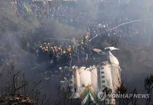 15일(현지시간) 여객기 추락사고가 발생한 네팔 포카라에서 구조대원들이 수색 작업을 벌이고 있다. 전날 포카라의 신축 국제공항 인근에서 한국인 2명 등 72명을 태운 네팔 예티항공 소속 ATR72기가 추락했다.