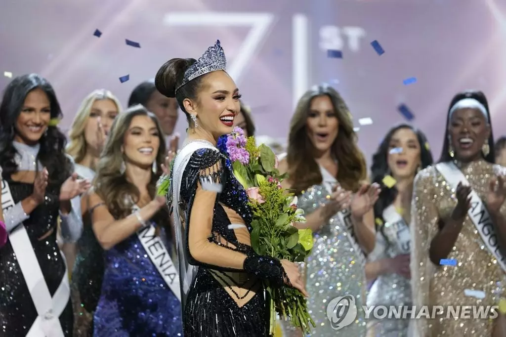 알보니 개브리얼(미국·28)이 14일 루이지애나주 뉴올리언스에서 열린 71회 미스 유니버스 대회에서 우승한 뒤 기뻐하고 있다. 이번 대회에서는 세계 84개국에서 온 각국 대표 여성들이 왕관을 놓고 경쟁했다.