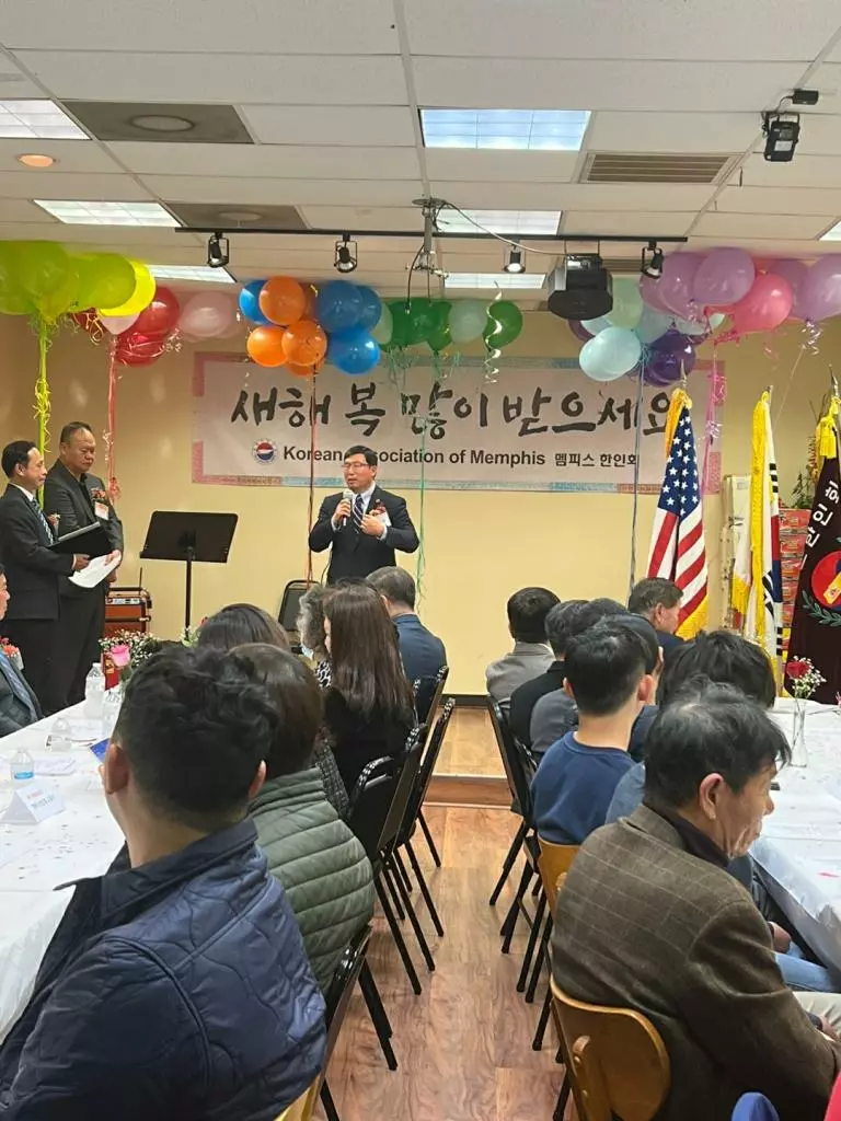 멤피스한인회 신년회에서 홍승원 동남부한인회연합회장이 축사를 하고 있다.