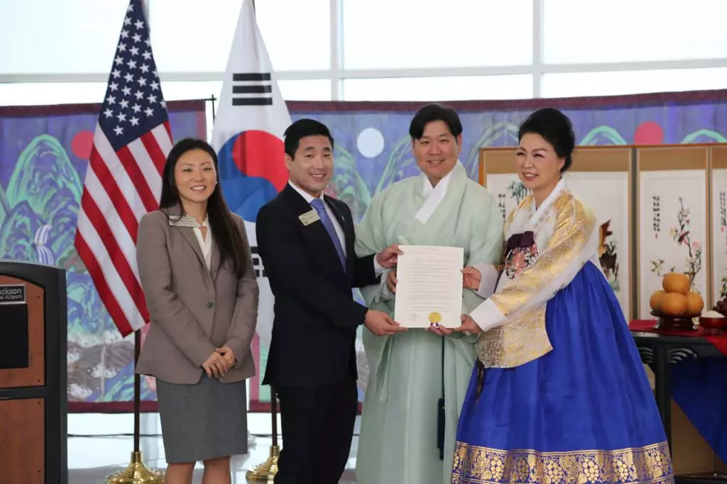 한국계 조지아주 하원의원인 홍수정(왼쪽), 샘박(둘째) 의원이 마이클박, 이은자 회장에게 조지아주 한복의 날 결의안을 전달하고 있다.