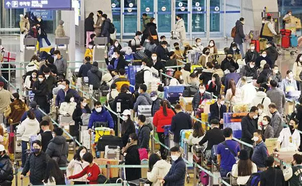 설 연휴 앞두고 북적이는 인천공항