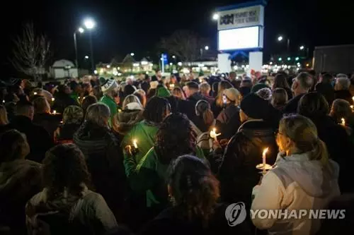 수업 중 6세 학생 총에 맞은 교사 쾌유를 비는 시민들[AP 연합뉴스 자료사진]