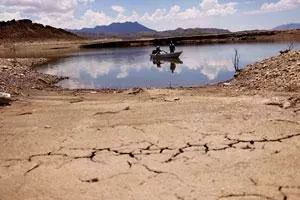 지난해 8월 가뭄 피해를 입은 멕시코 치와와주의 그라네로댐에서 어부들이 노를 젓고 있다. [로이터]
