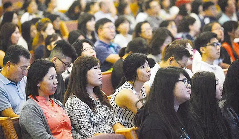  연초에 학생들은 자신의 학과 계획을 세우기에 좋은 시기이지만 부모들도 자녀의 바람직한 교육을 위해 고민하고 연구해햐 할 필요가 있다. 본보 칼리지 엑스포에서 한인 학부모들이 강의를 경청하고 있다. [본보 자료사진]