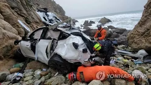 캘리포니아주 해안 절벽에서 고의 사고로 추락한 테슬라 전기차[로이터 연합뉴스 자료사진]