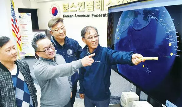  31일 LA한인회(회장 제임스 안)가 주최한 한인 이민 120주년 기념 태평양 횡단 원정대 격려행사에서 남진우 대장(사진 오른쪽)이 LA에서 인천까지 항로를 가르키며 9,000마일에 이르는 여정을 설명하고 있다. [박상혁 기자]