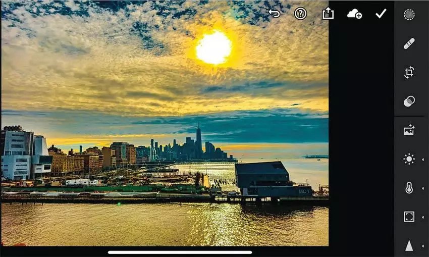 아이폰14 프로맥스에서 RAW 포맷으로 찍은 사진을 어도비 라이트룸으로 편집하는 장면.               <뉴욕타임스>