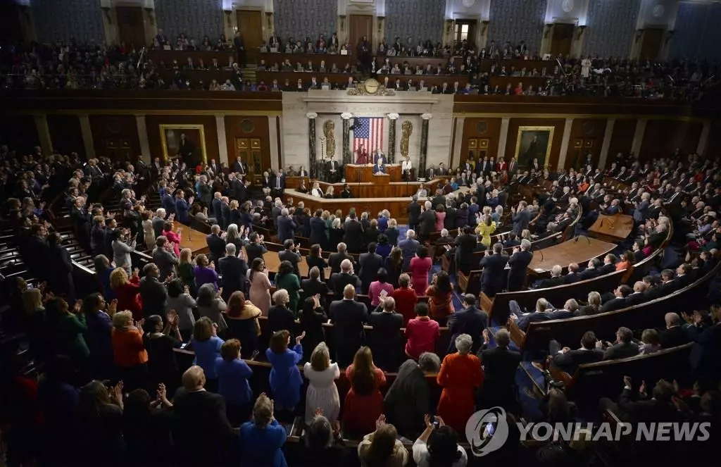 조 바이든 대통령이 7일 워싱턴DC 국회의사당에서 열린 상하원 합동회의에서 임기 두 번째 국정연설을 하고 있다.