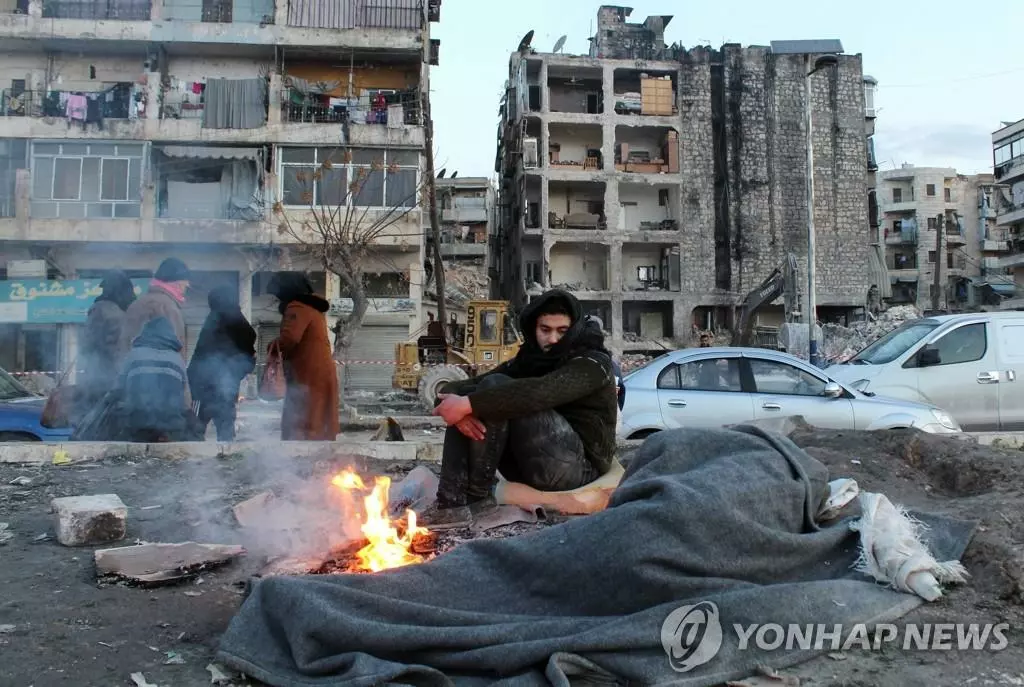 집에서 대피한 뒤 거리에서 모닥불 쬐는 시리아 남성(알레포[시리아] 로이터=연합뉴스)= 8일(현지시간) 시리아 반군거점인 북서부 알레포에서 한 남성이 거리에 앉아 모닥불을 쬐고 있다. 이 남성은 지진으로 자택에서 대피한 상태다. 알레포에서 구호활동을 하는 유엔아동기금(UNICEF·유니세프) 책임자는 현재 200곳에 달하는 학교가 대피소로 사용돼야 할 정도로 병상 등이 과부하 상태라고 전날 밝혔다.