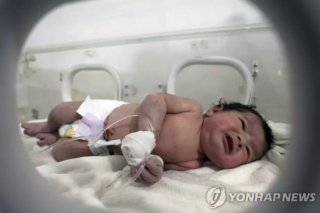 잔해더미에서 태어나 탯줄이 달린 상태로 구조된 아기 아야 [AP=연합뉴스]