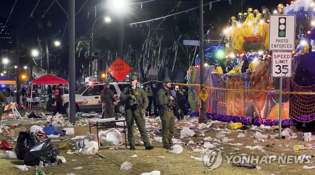 뉴올리언스의 마디그라스 페스티벌 총격현장에 출동한 경찰.  (The Times-Picayune/The New Orleans Advocate LOUISIANA BUSINESS INC. 제공)