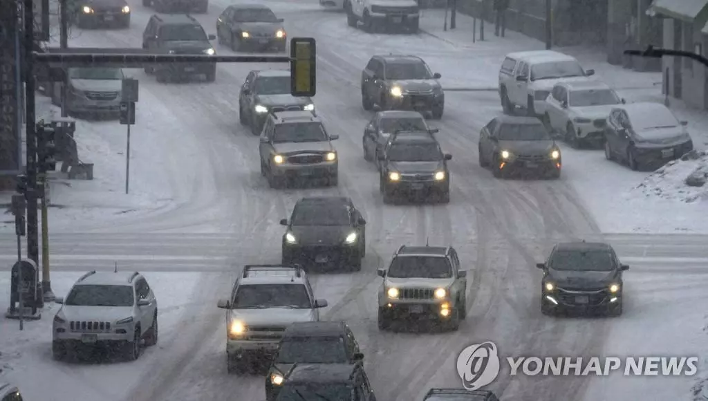 폭설이 내린 미네소타주 미니애폴리스의 도로[AP 연합뉴스 자료사진. 재판매 및 DB 금지]