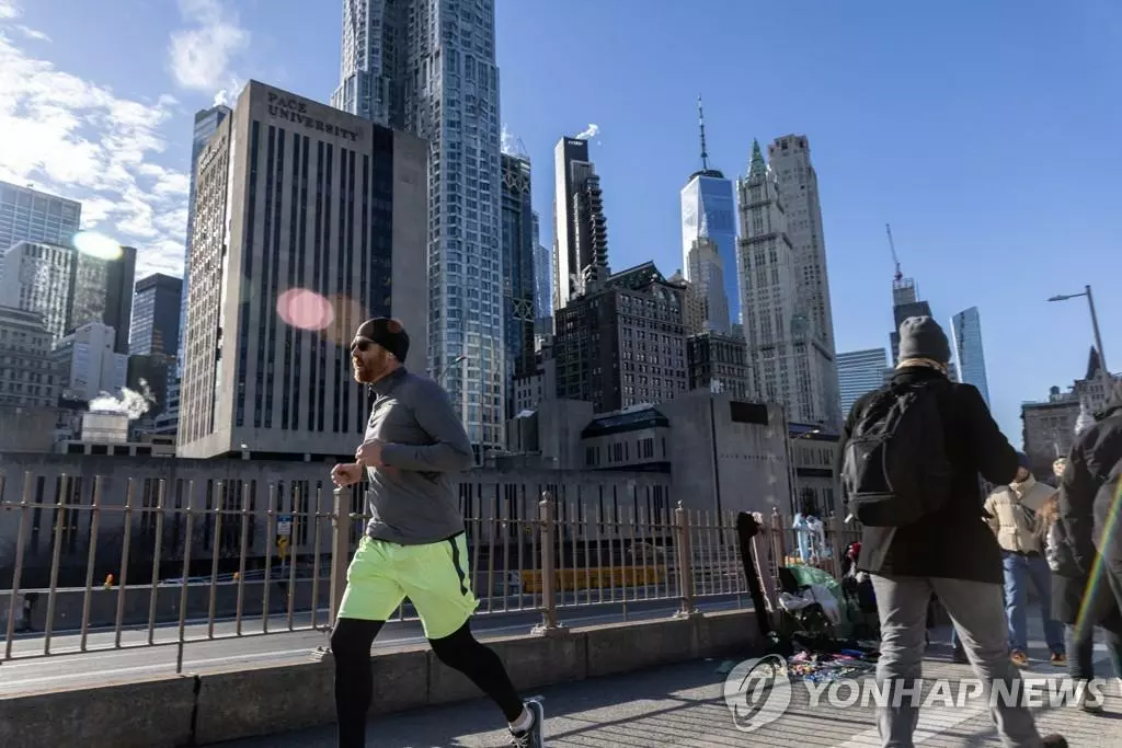 뉴욕시 맨해튼에서 가벼운 차림으로 조깅을 하는 남성[로이터 연합뉴스 자료사진. 재판매 및 DB 금지]