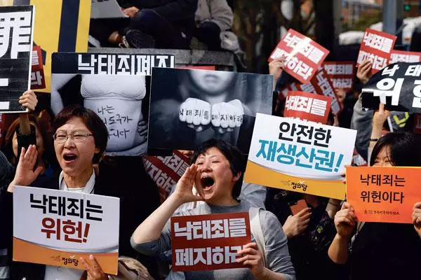  낙태법 완화를 원화는 미국 기독교인이 늘어난 것으로 조사됐다. 사진은 한국에서 낙태죄 폐지를 요구하는 여성의 시위 모습. [로이터]