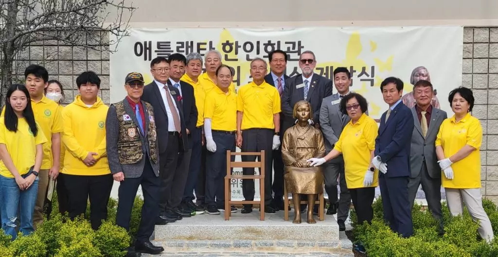 1일 오후 한인회관 입구 정원에 세워진 제2 애틀랜타 평화의 소녀상 건립 후 건립위원, 단체장, 정치인, 차세대 등이 기념사진을 찍고 있다.