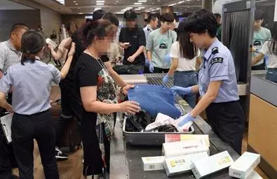  인천국제공항 제1여객터미널 입국장 세관검사장에서 인천세관 직원들이 면세 한도 초과물품, 반입금지물품 등을 유치하고 있다.