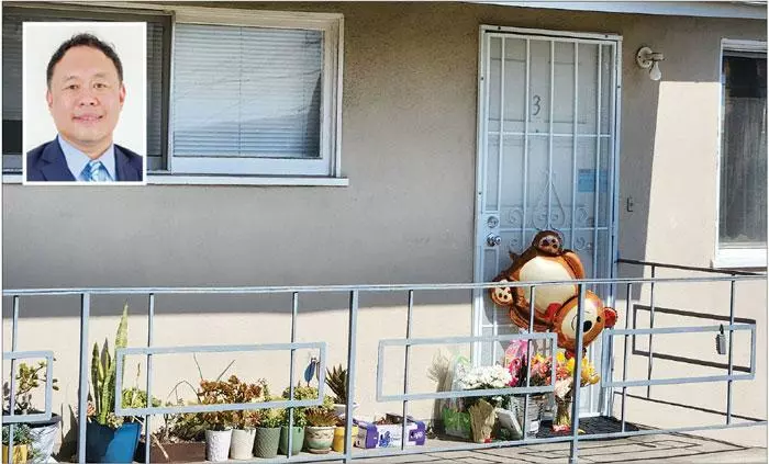 한인 조셉 정 전도사(작은 사진) 가족이 살았던 가디나의 아파트 앞에 7일 숨진 가족을 추모하는 꽃다발과 풍선이 놓여 있다. [박상혁 기자]