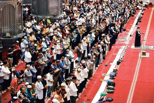  인도네시아 이슬람교인들이 지난 2월 10일 자카르타에서 튀르키예와 시리아 지진 피해자 추모 기도회에서 기도하고 있다. [로이터]