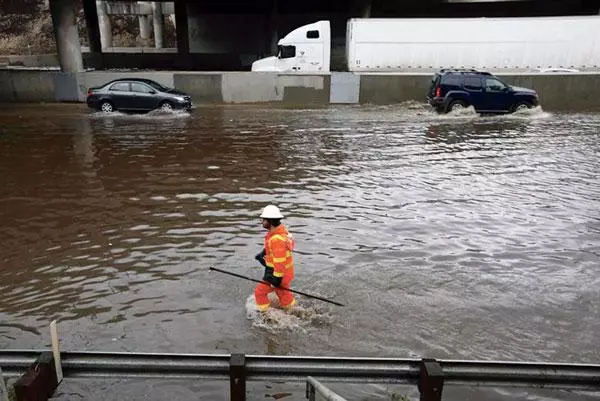  라니냐가 가져온 폭우로 인해 LA 지역 5번 프리웨이 구간이 온통 침수돼 물바다로 변한 모습. [로이터]