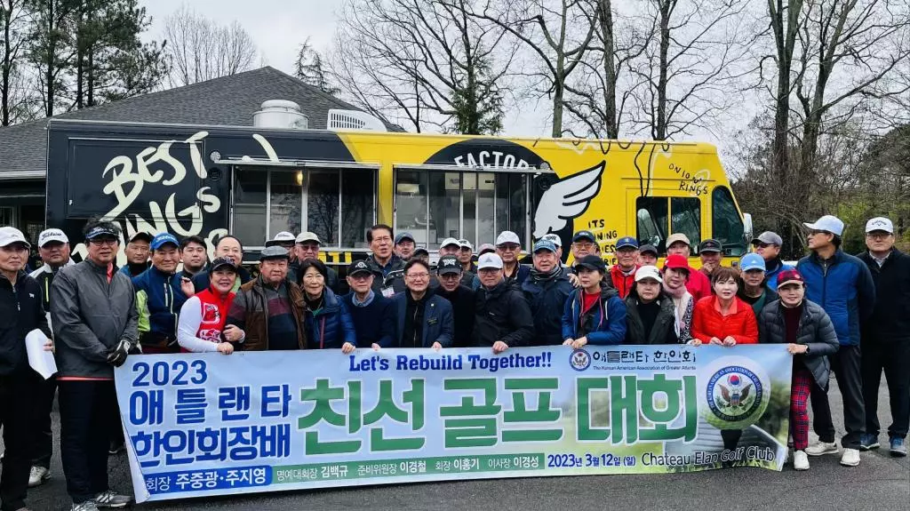 한인회장배 골프대회 참가자들이 대회 시작 전 기념사진을 찍고 있다.