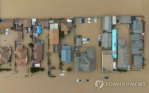 캘리포니아주 파자로 강 범람으로 물에 잠긴 마을[연합뉴스]