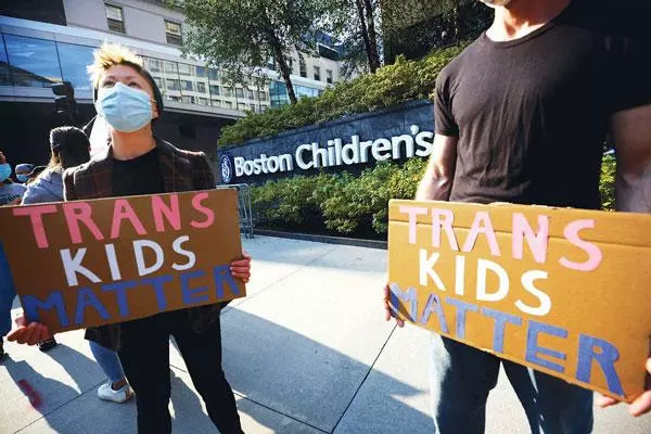  아동 성전환자 지지 단체 단원들이 지난해 9월 보스턴 아동병원 앞에서 지지 시위를 하고 있다. [로이터]