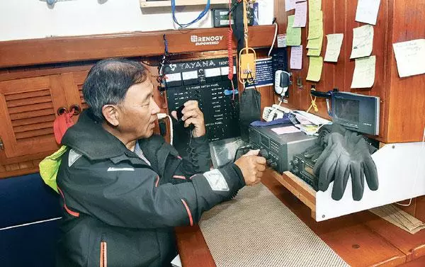   남진우 원정대장이 항해 중 사용할 무선교신 시스템을 점검하고 있는 모습