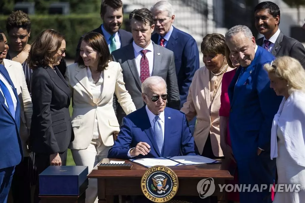 반도체 산업육성법 서명하는 바이든[EPA 연합뉴스 자료사진]