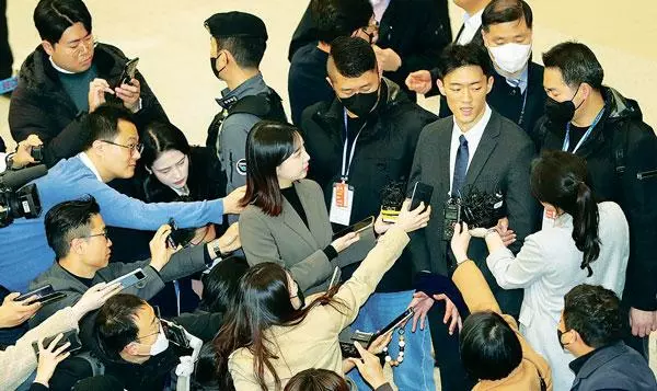  한국시간 28일 인천공항에 도착해 경찰에 체포된 전두환 전 대통령의 손자 전우원씨가 몰려든 취재진에 둘러싸여 질문에 답하고 있다. [연합]
