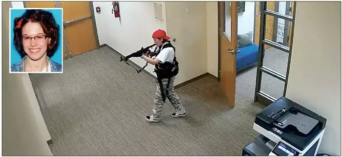  경찰이 공개한 총격 사건 당시 학교 CCTV에 찍힌 장면. 빨간 모자를 쓴 총격범 오드리 헤일(작은 사진)이 중무장을 하고 학교 복도에서 공격용 소총을 겨누고 있다. [로이터]