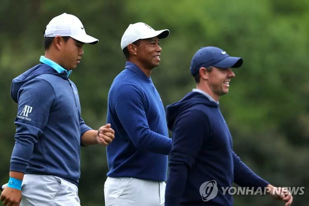 우즈, 매킬로이와 함께 이동하는 김주형(왼쪽)[로이터=연합뉴스]