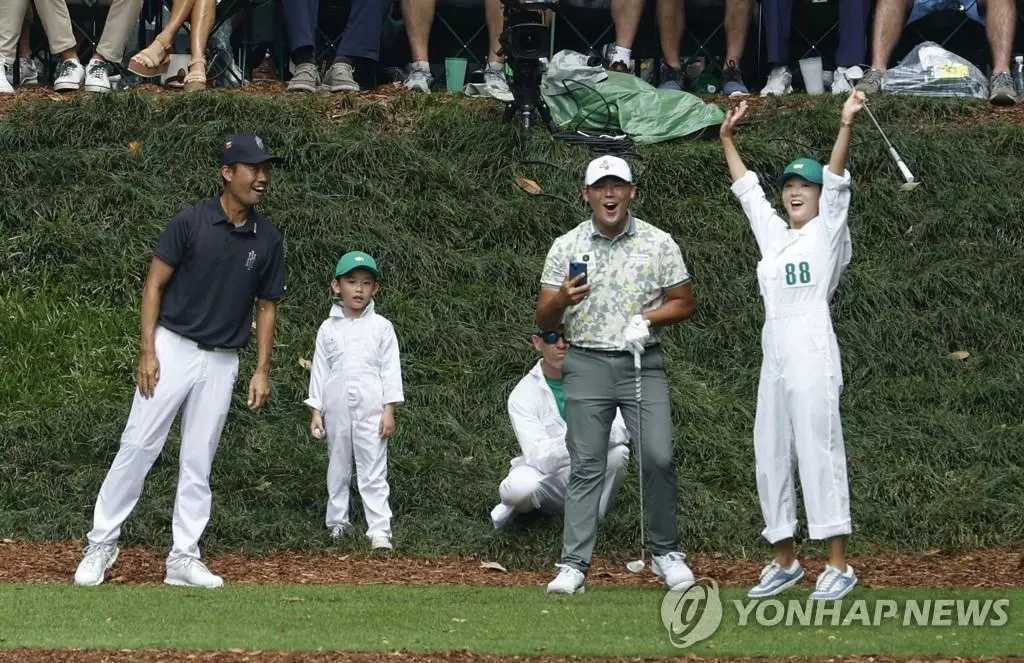 파3 대회 9번 홀 티샷 후 기뻐하는 오지현과 김시우.(오른쪽)[로이터=연합뉴스]