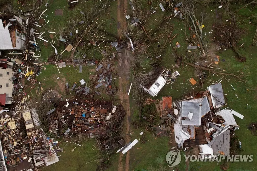 토네이도가 휩쓸고 간 미주리주의 한 마을[로이터 연합뉴스 자료사진]