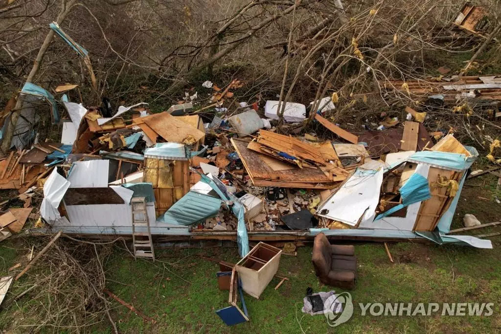 토네이도가 휩쓸고 간 미주리주의 한 마을[로이터 연합뉴스 자료사진]