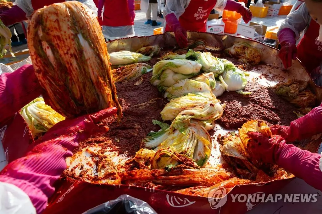 2021년 서울 조계사에서 신도들이 김장 담그기 하는 모습[EPA 연합뉴스 자료사진]