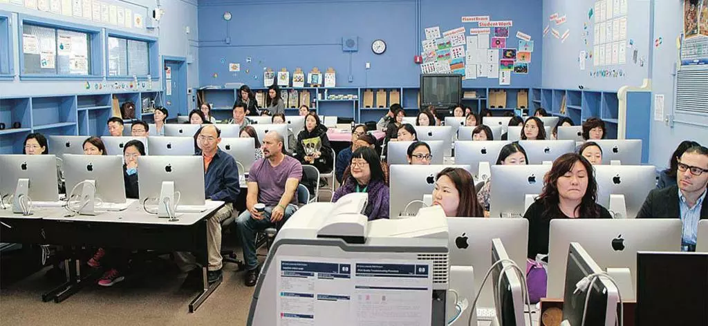 자녀교육을 학교에만 미루지 말고 직접 학교의 세미나에도 참여하고 봉사활동에도 열심을 보여야 올바른 자녀교육이 가능하다. 한 초등학교 세미나에 참석한 학부모들이 교사의 강의를 경청하고 있다.			        <본보 자료사진>
