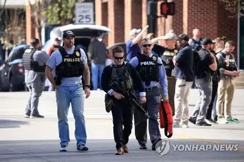 켄터키주 루이빌 총기난사 대응하는 경찰[AFP 연합뉴스 자료사진. 재판매 및 DB 금지]