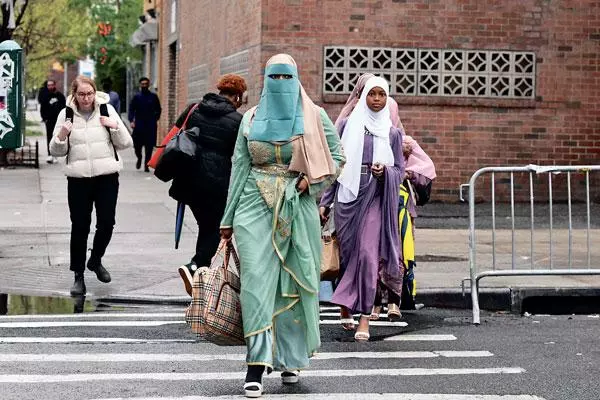 미국인의‘유대교·가톨릭·개신교’에 대한 호감도는 높지만 ‘무슬림·무신론자’에 대한 호감도는 낮은 것으로 나타났다. 사진은 히잡을 착용한 무슬림 여성들이 지난 뉴욕 브루클린 횡단보도를 건너는 모습. [로이터]