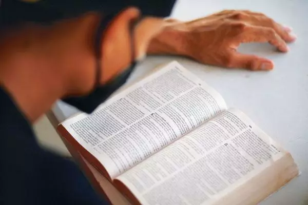  성경을 읽는 사람이 읽지 않는 사람보다 더 희망적이라는 조사 결과가 나왔다. [로이터]
