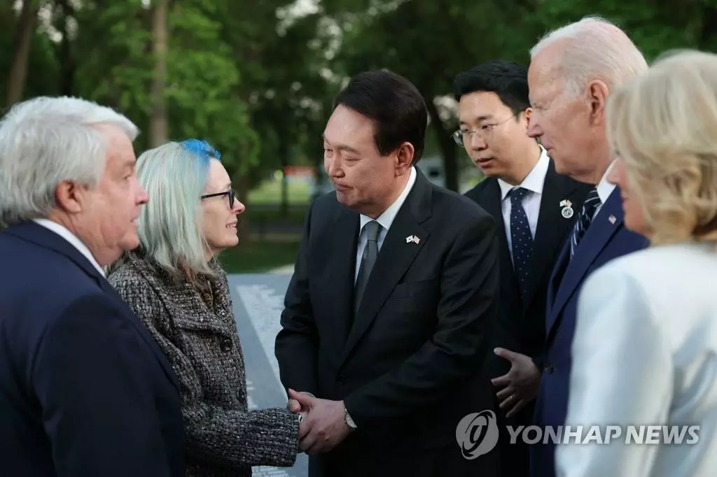 미국을 국빈 방문한 윤석열 대통령과 김건희 여사가 조 바이든 미국 대통령 내외와 함께 25일(현지시간) 워싱턴DC 한국전참전용사기념공원에서 조지아 출신 루터 스토리 상병의 유족을 위로하고 있다. 