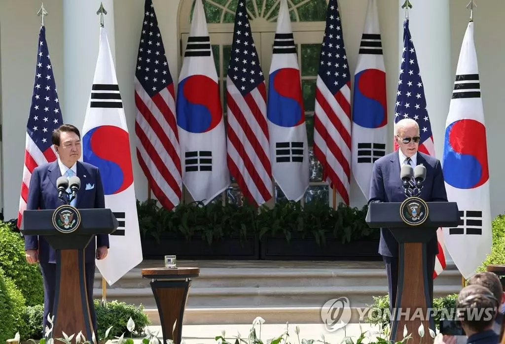 공동기자회견하는 한미 정상= 미국을 국빈 방문한 윤석열 대통령과 조 바이든 대통령이 26일 워싱턴DC 백악관 로즈가든에서 공동 기자회견을 하고 있다. [연합뉴스]