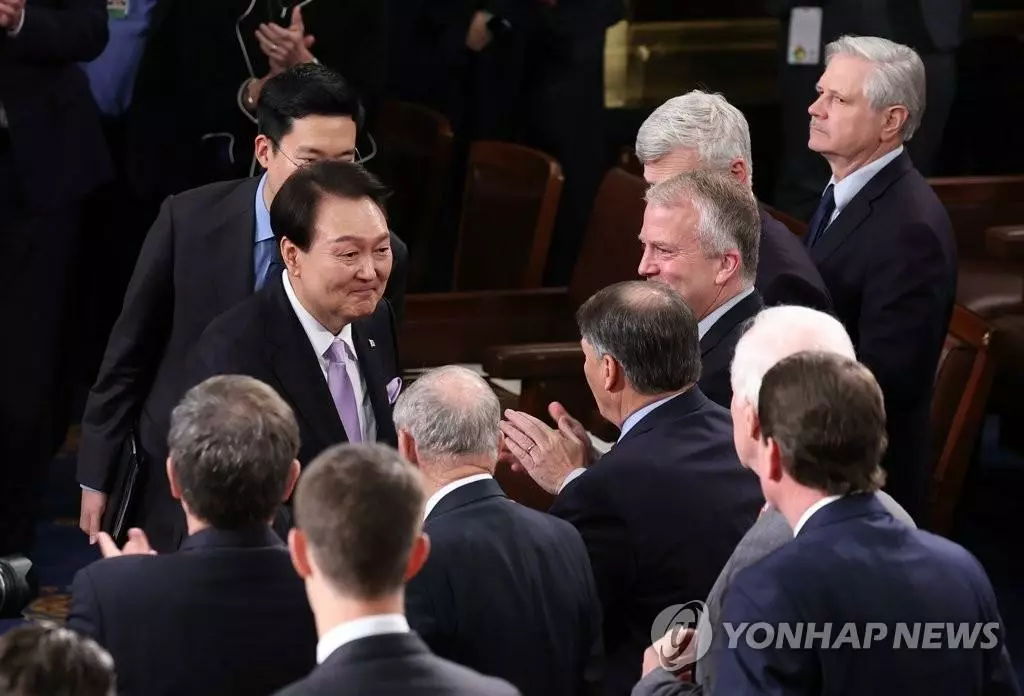 미국을 국빈 방문 중인 윤석열 대통령이 27일 워싱턴DC 국회의사당에서 열린 미 상·하원 합동회의에서 연설을 마친 뒤 의원들과 인사하고 있다. 2023.4.28