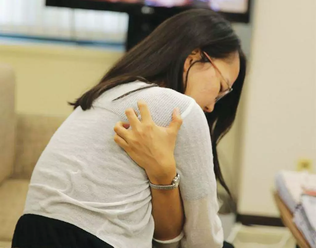 심한 일교차와 들쭉날쭉한 날씨가 이어지면서 A씨처럼 면역력이 떨어져‘대상포진’에 걸린 사람이 늘고 있다.  							                <한국일보 자료사진>