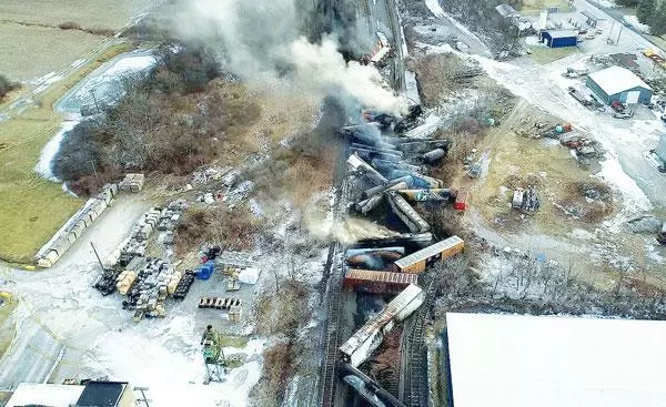  2월 3일 미국 오하이오주 이스트팔레스타인에서 발생한 화물열차 탈선·화재 사고 현장에서 청소 및 복구 작업이 계속되고 있다. [로이터]